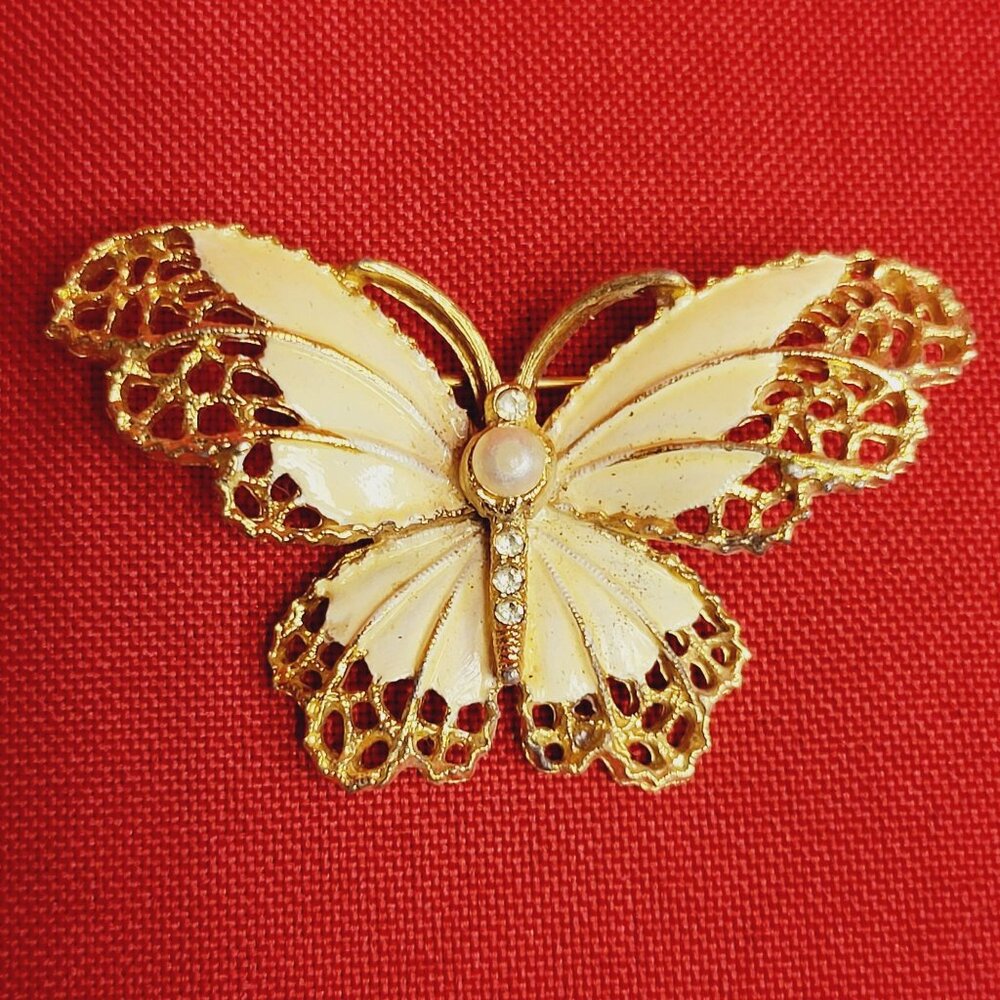 BSK Butterfly Pin Brooch Gold Tone Rhinestone Clear Crystal Faux Pearl